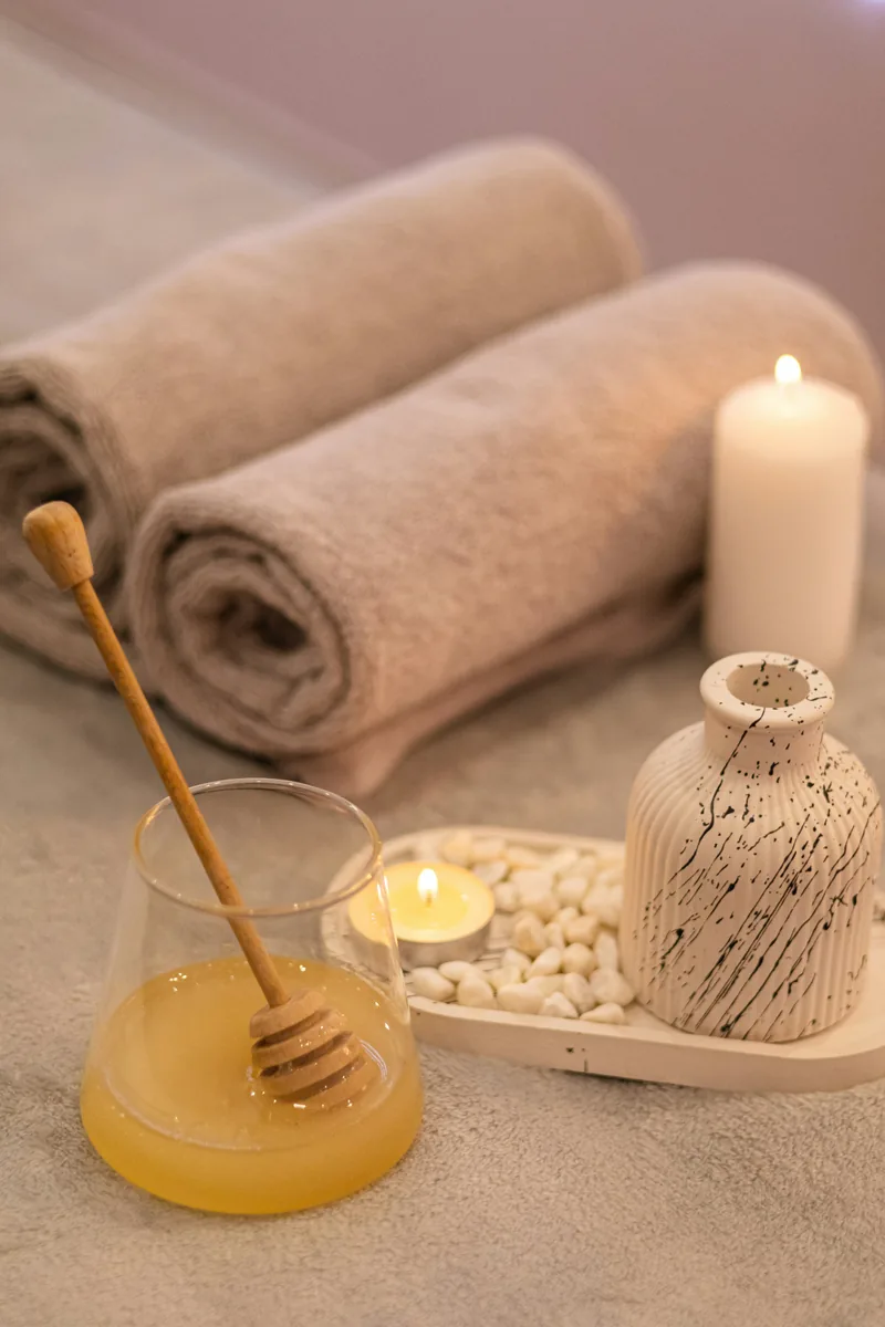 Ambient relaxant de la sala, amb llum càlida i tovalloles plegades